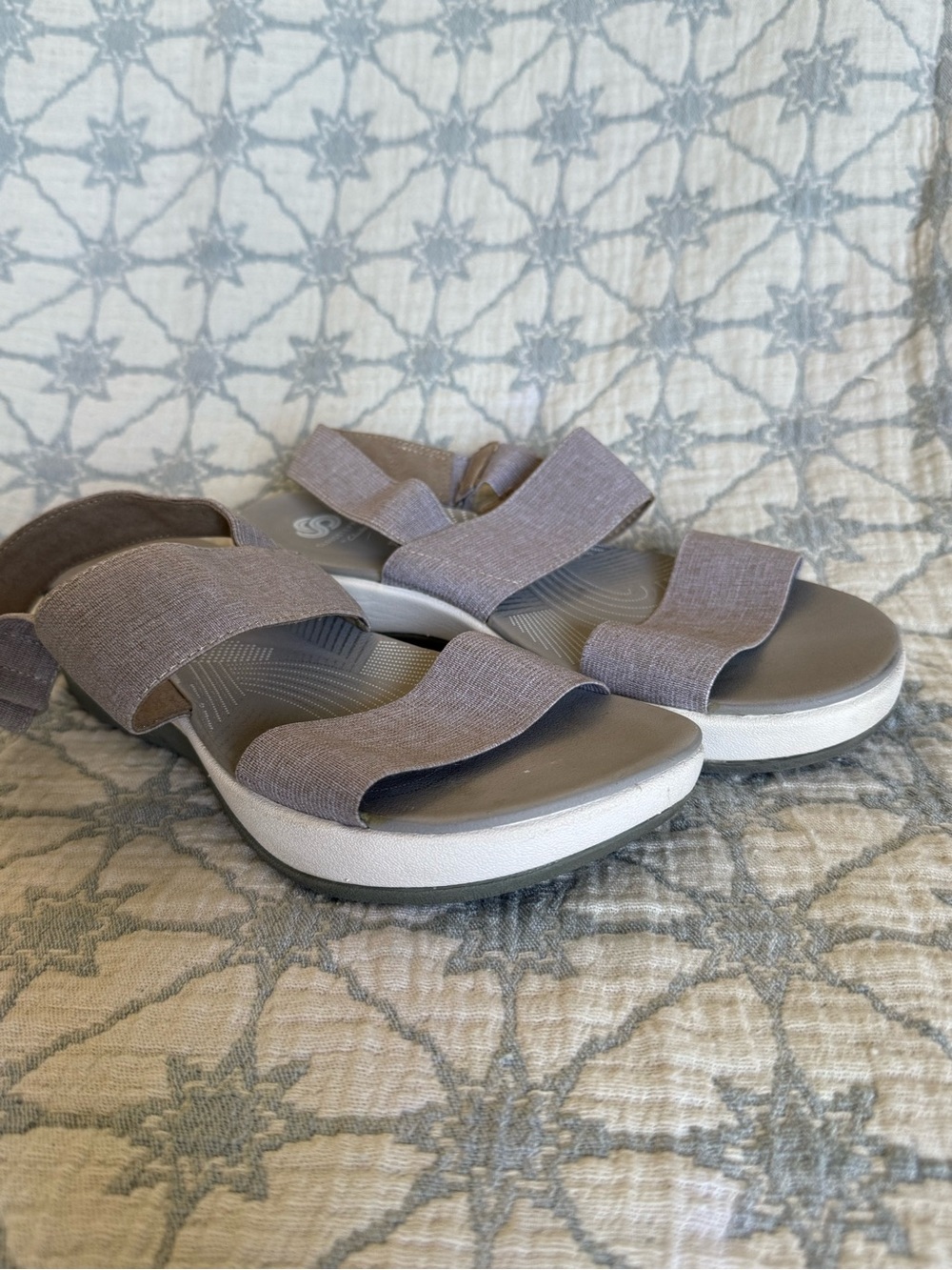 Clark’s Cloudsteppers Arla Jocory sandals size 8 dark gray